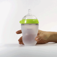 Load image into Gallery viewer, ♥SAVE MORE♥ Comotomo Natural Feel Anti-Bacterial Heat Resistance Silicon Baby Bottle 250ml X2 (Green/Pink)
